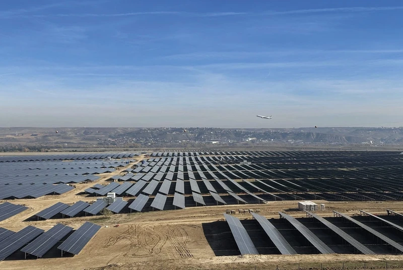El Grupo San Jos� cre� la Planta Solar del aeropuerto.